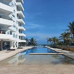 Luxury Beachfront Apartment 6 Guests Plus 1